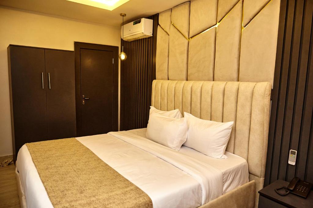 Postel nebo postele na pokoji v ubytování Mayfair Hotel Wuse2 Abuja