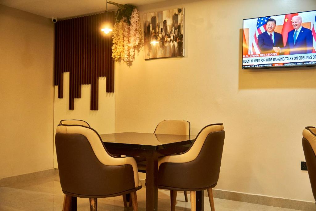 TV a/nebo společenská místnost v ubytování Mayfair Hotel Wuse2 Abuja
