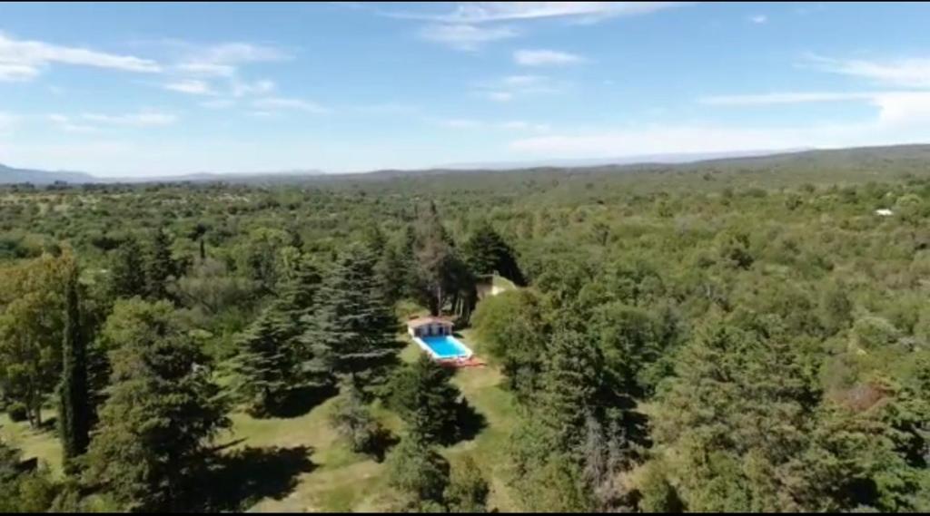 una vista aérea de una casa en medio de un bosque en La Gitana en Casa Grande