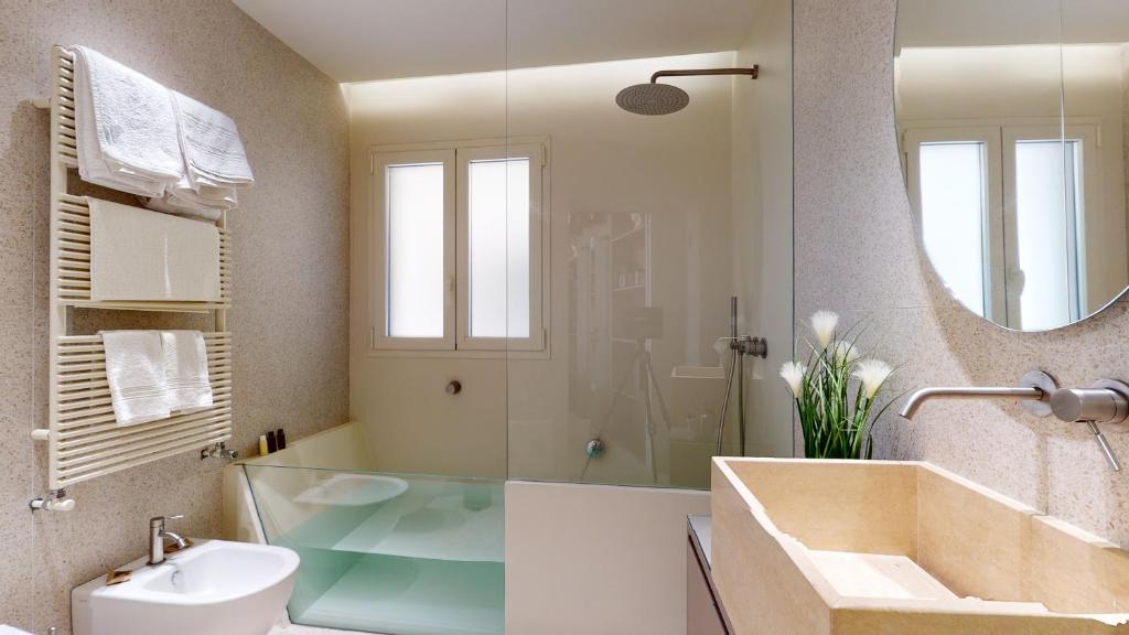 Koupelna v ubytování Carletta's Aparta-Suite & Spa