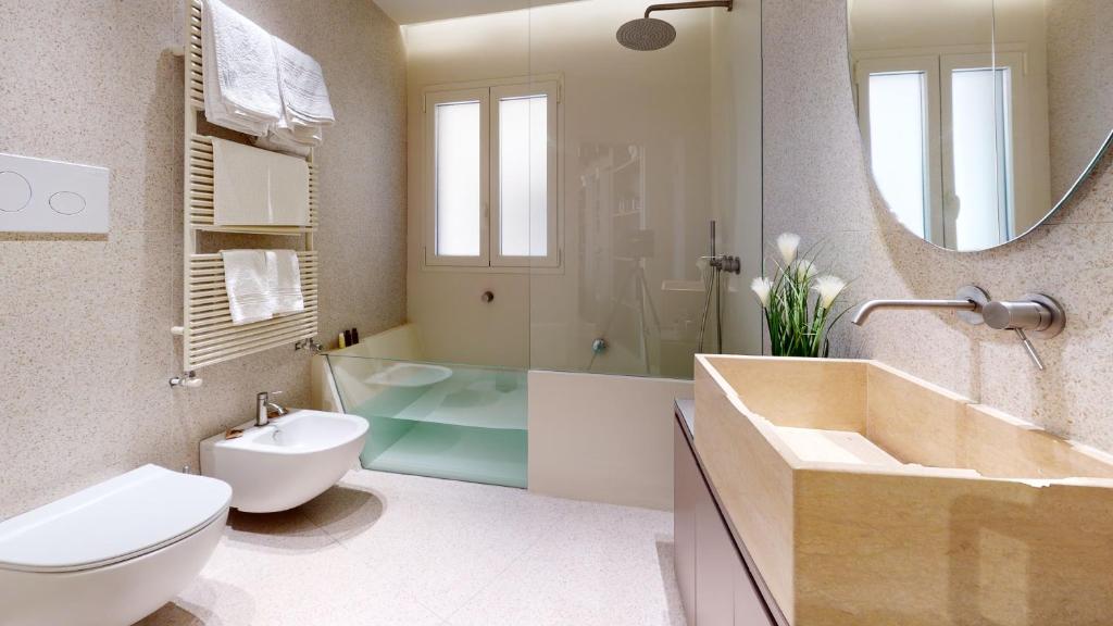 Koupelna v ubytování Carletta's Aparta-Suite & Spa