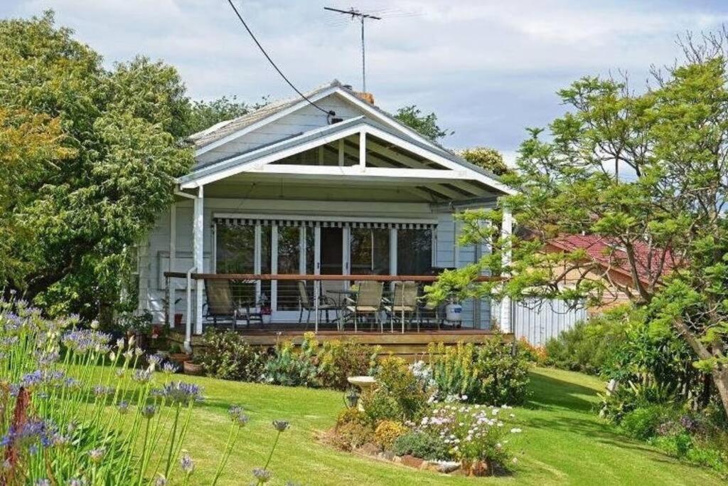 Holiday home 1950s Bayfront Classic With Glistening Water Views