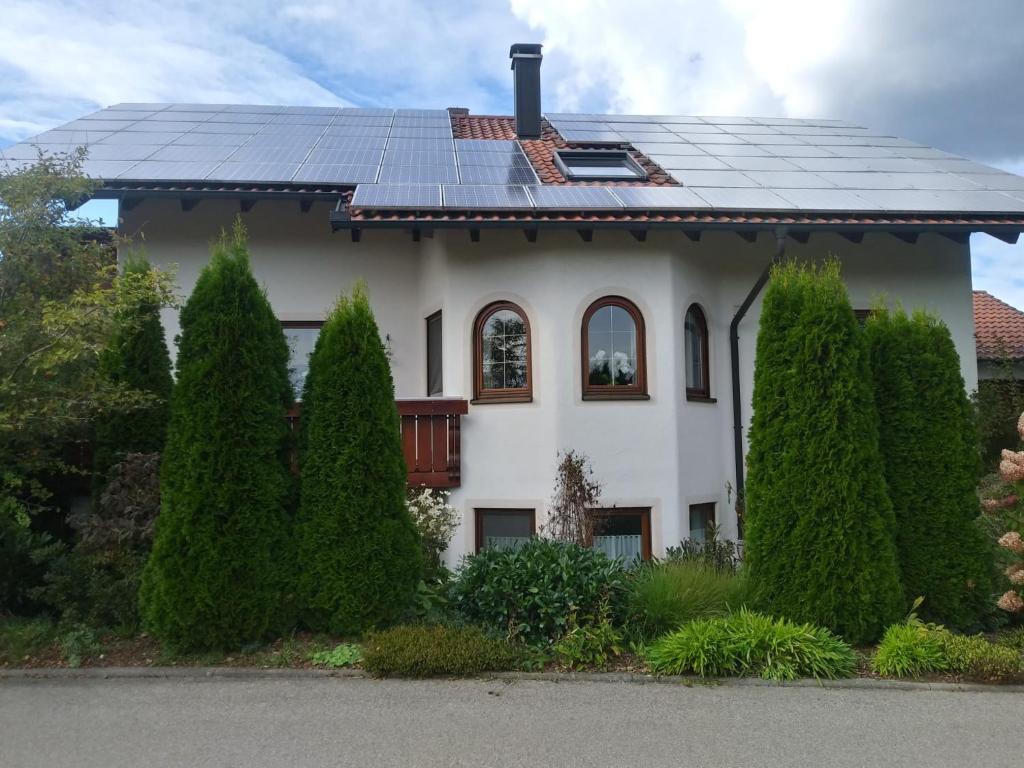 a house with solar panels on the roof at Ferienwohnung Soherr in Erolzheim