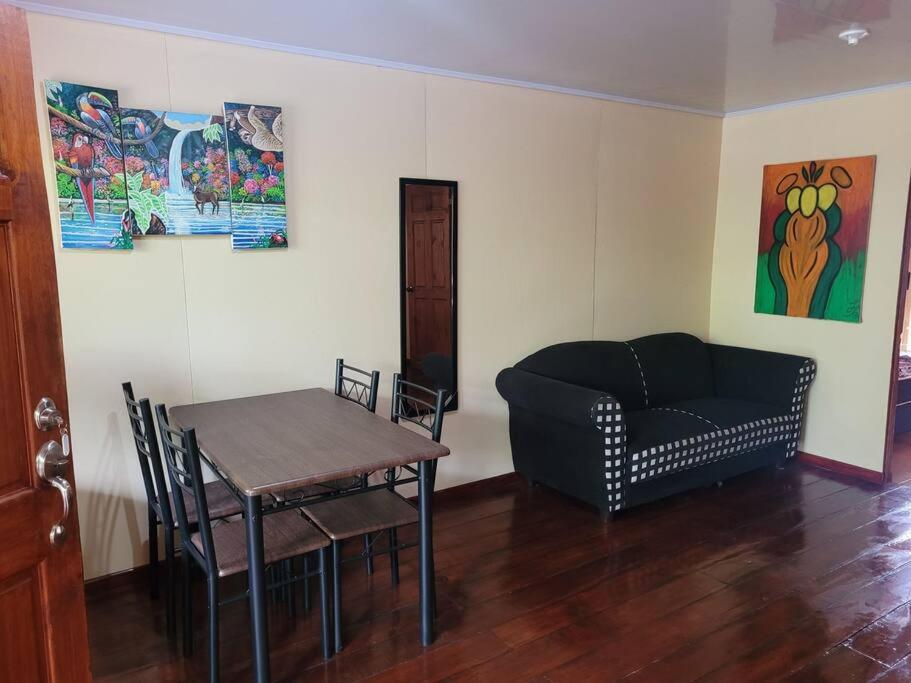 uma sala de estar com uma mesa e um sofá em Casa Vero 2 em Cahuita
