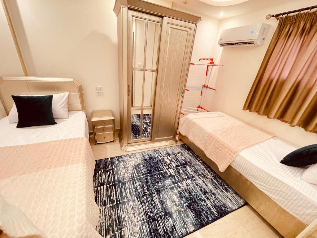 Кровать или кровати в номере El mansour hotel apartmen 84