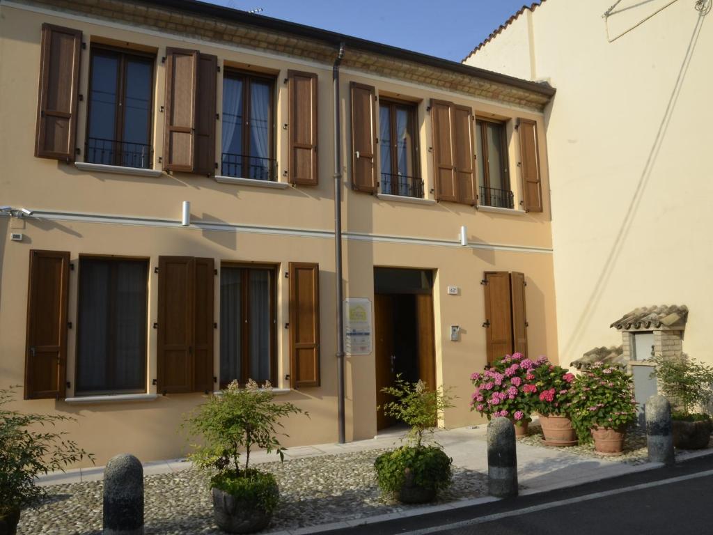 budynek z oknami i doniczkami na ulicy w obiekcie 9 Muse Bed and Breakfast w mieście Canneto sullʼOglio