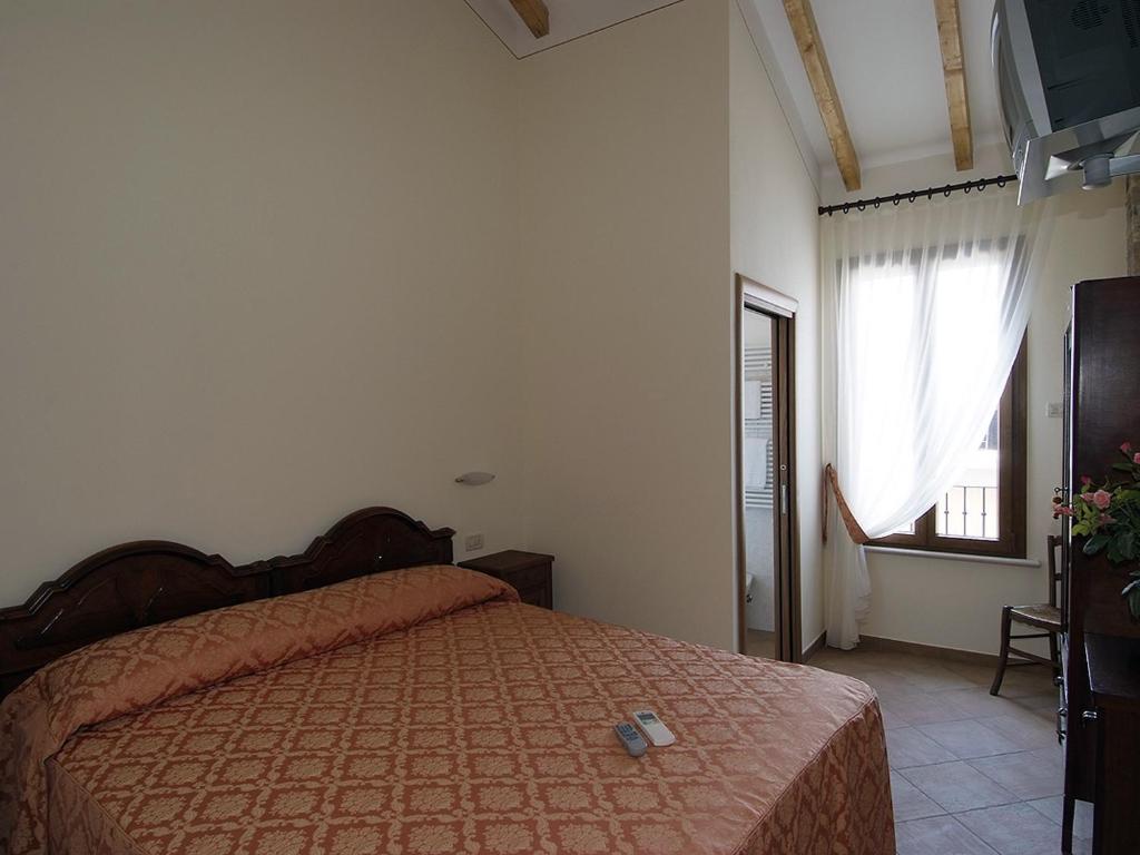 Łóżko lub łóżka w pokoju w obiekcie 9 Muse Bed and Breakfast