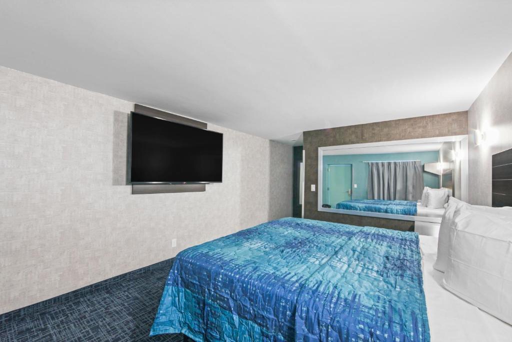 TV a/nebo společenská místnost v ubytování Hotel OPUS Bronx Near Bay Plaza Mall
