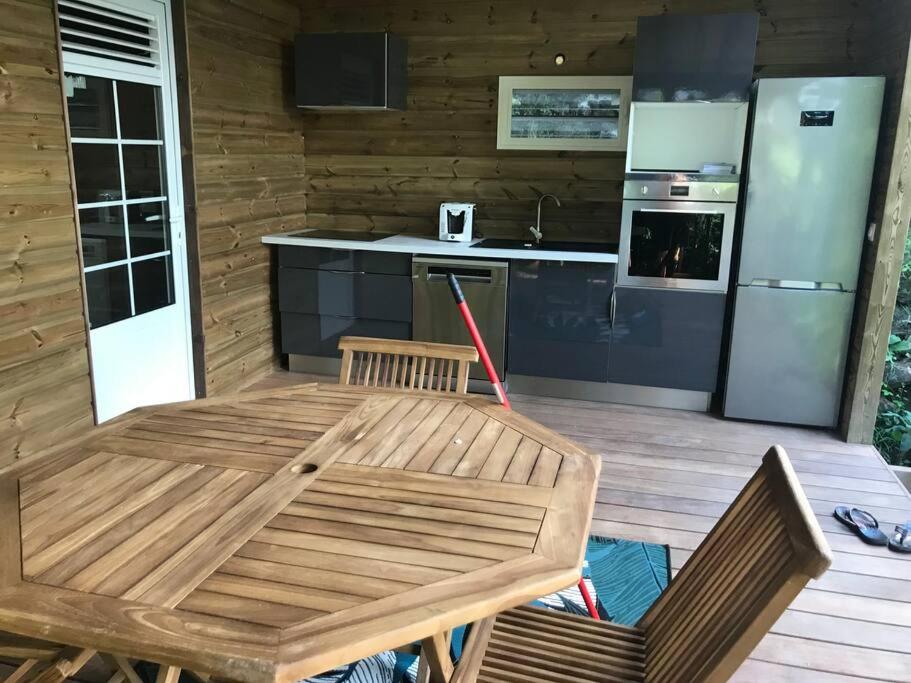 Kuchyň nebo kuchyňský kout v ubytování Chalet Colibri , Les ANSES d'ARLET 200 m plage