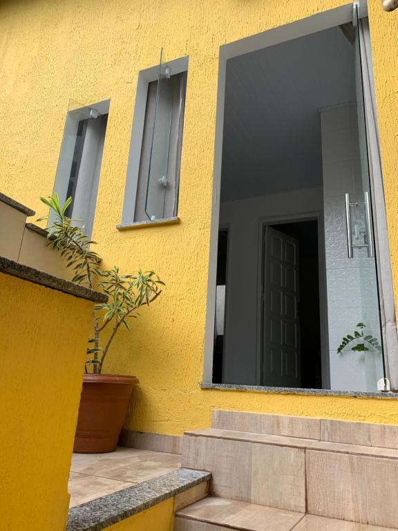 un edificio amarillo con escaleras y una ventana en Residencial Morro de São Paulo Casa Amarela, en Morro de São Paulo