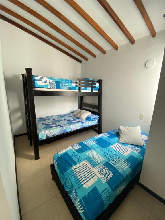 1 dormitorio con 2 literas en una habitación en Apartasol Santafe de Antioquia, en Santa Fe de Antioquia