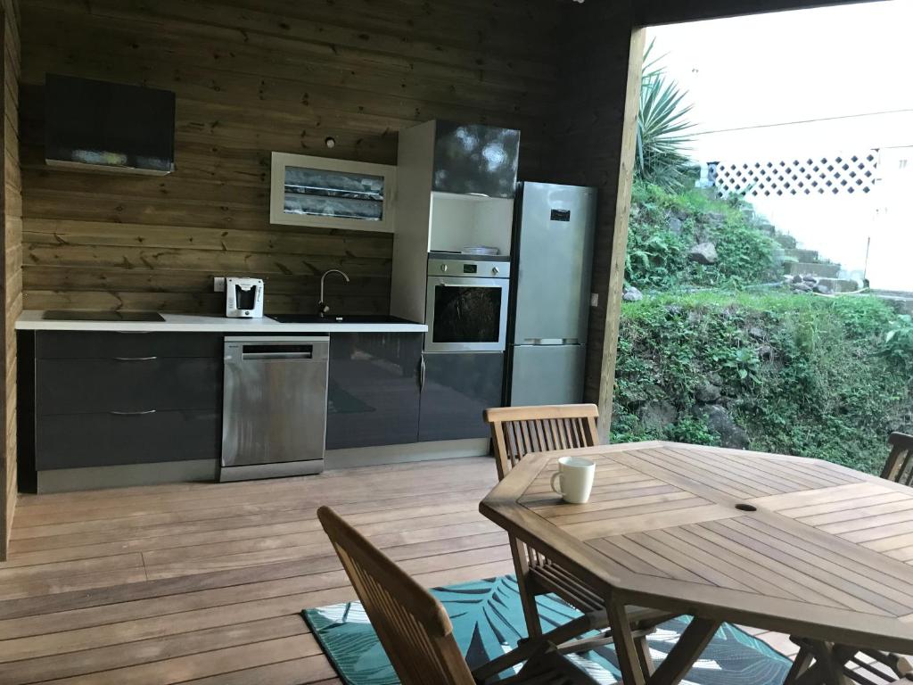 Kuchyň nebo kuchyňský kout v ubytování Chalet Colibri , Les ANSES d'ARLET 200 m plage