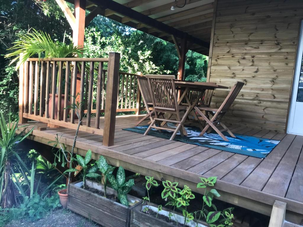 Balkón nebo terasa v ubytování Chalet Colibri , Les ANSES d'ARLET 200 m plage