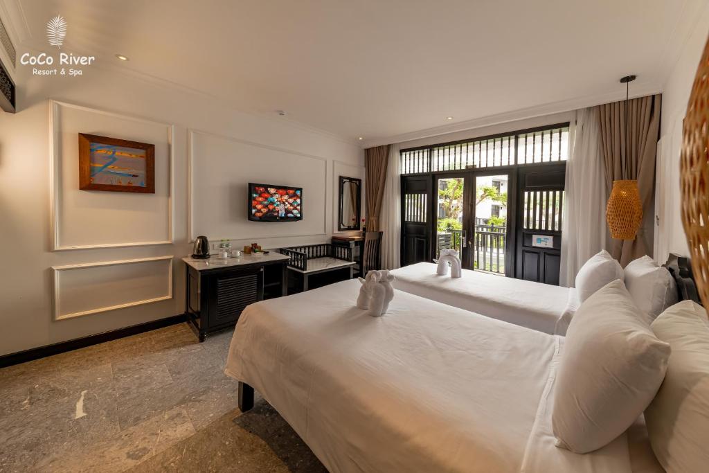 TV a/nebo společenská místnost v ubytování Hoi An Coco River Resort & Spa
