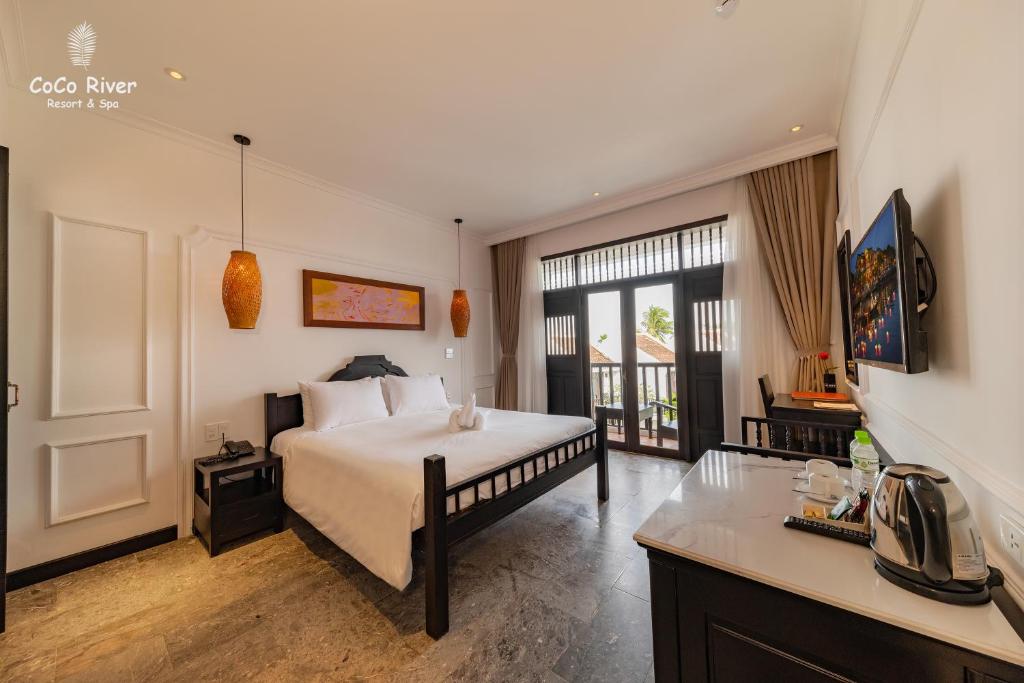 Postel nebo postele na pokoji v ubytování Hoi An Coco River Resort & Spa