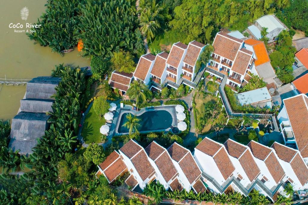 una vista aérea de un grupo de casas en Hoi An Coco River Resort & Spa, en Hoi An