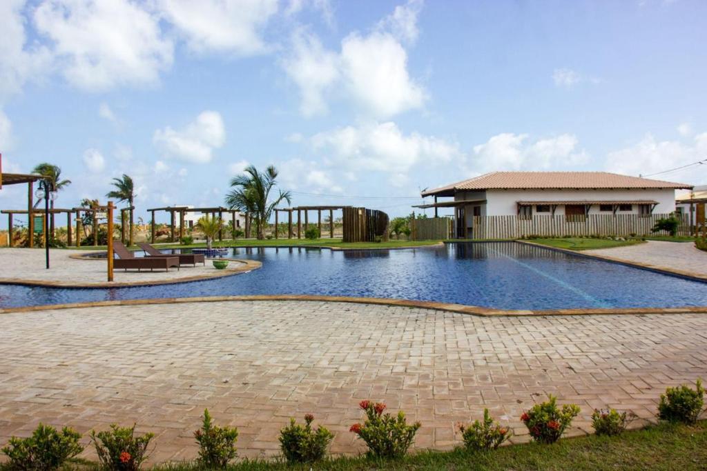 una piscina nel centro di un resort di Aloha Gostoso a São Miguel do Gostoso