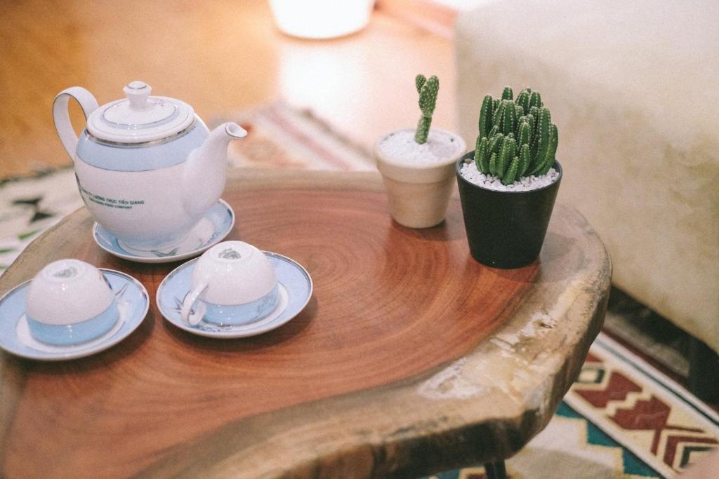 Příslušenství pro přípravu čaje a kávy v ubytování A unique experience in Hanoi. Chic and elegance