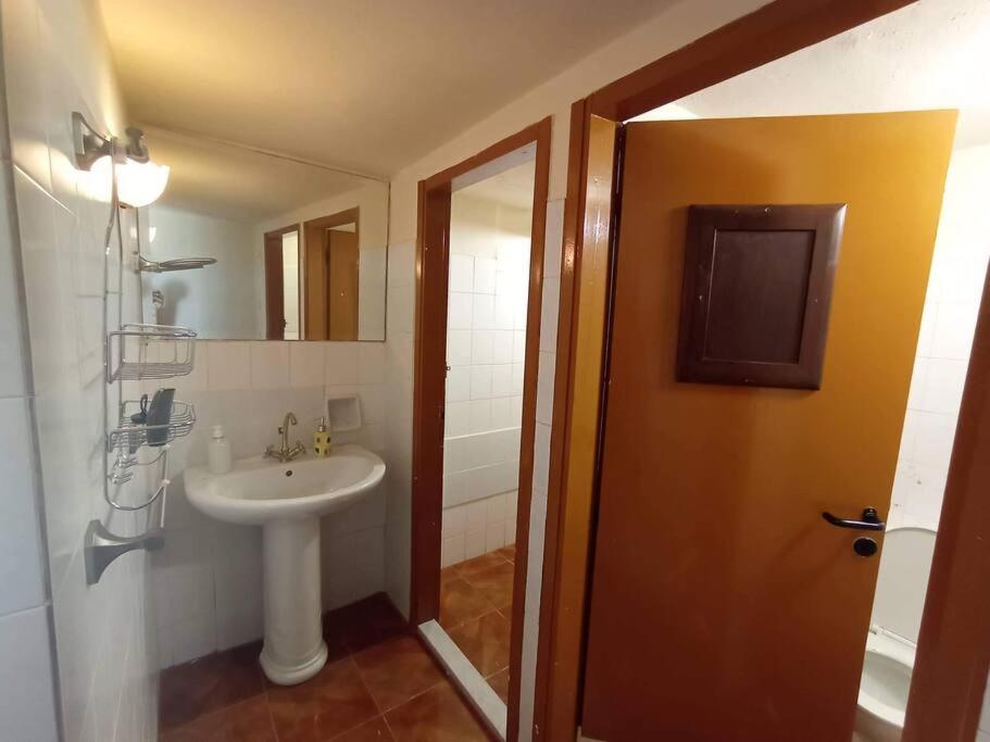 Ένα μπάνιο στο The -300 -a centrally located heritage home