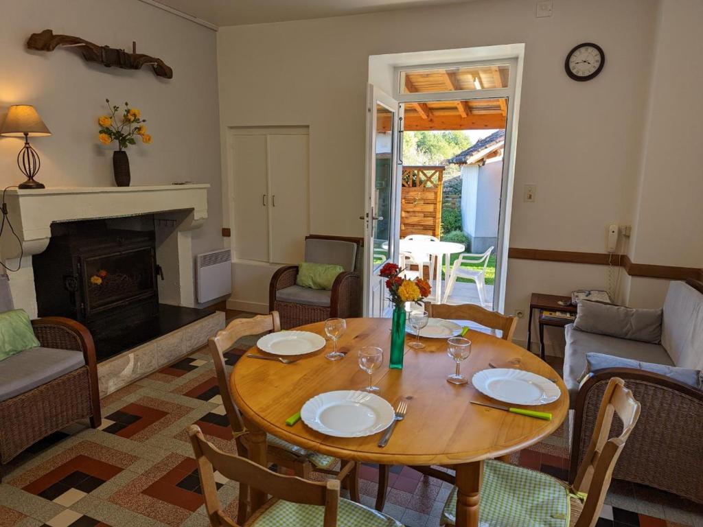 Maison de plain-pied avec jardin clos, jeux enfants, vélos, animaux acceptés, proche Montbron - FR-1-653-6 - Maison De Vacances