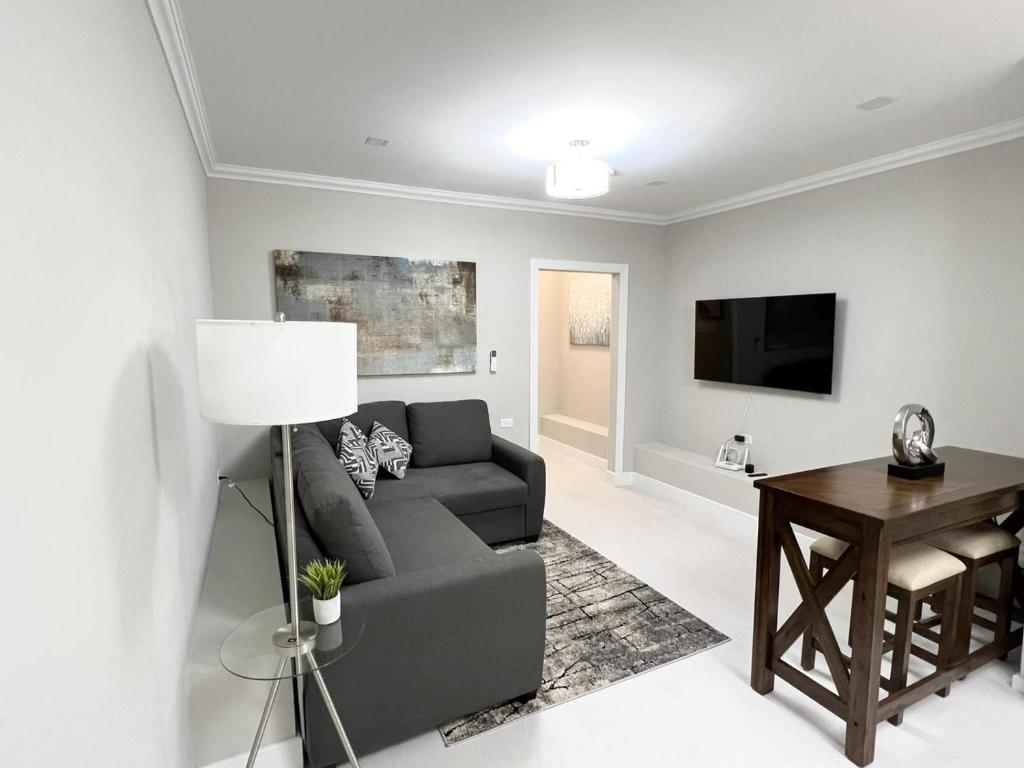 sala de estar con sofá y mesa en SHAK Condos- Luxury, Functionality and Comfort en Saint Helena