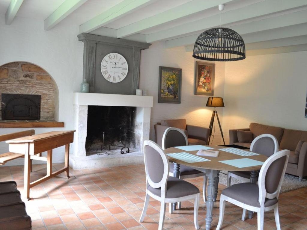 Część wypoczynkowa w obiekcie Gîte spacieux avec jardin, piscine, cheminée, et équipements bébé au cœur des vignes du Cognac - FR-1-653-59