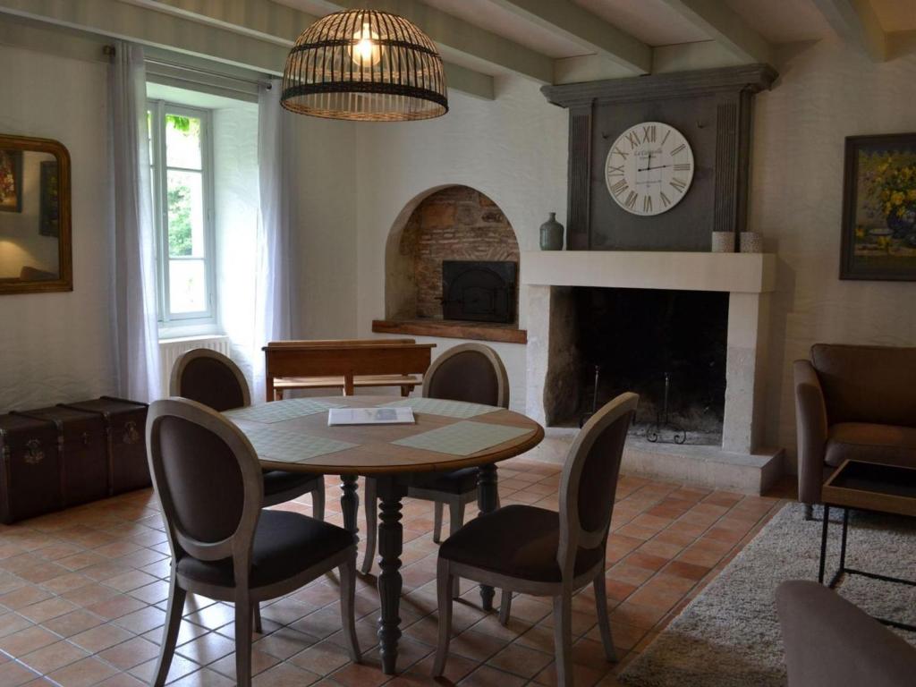 Część wypoczynkowa w obiekcie Gîte spacieux avec jardin, piscine, cheminée, et équipements bébé au cœur des vignes du Cognac - FR-1-653-59