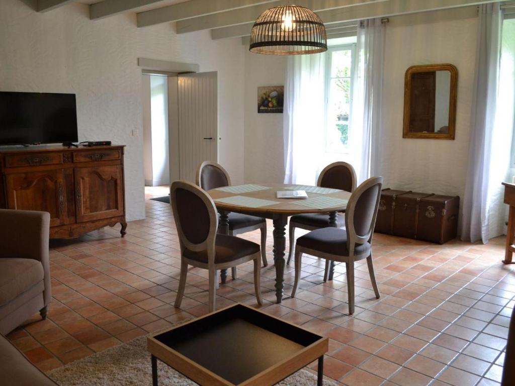 Telewizja i/lub zestaw kina domowego w obiekcie Gîte spacieux avec jardin, piscine, cheminée, et équipements bébé au cœur des vignes du Cognac - FR-1-653-59