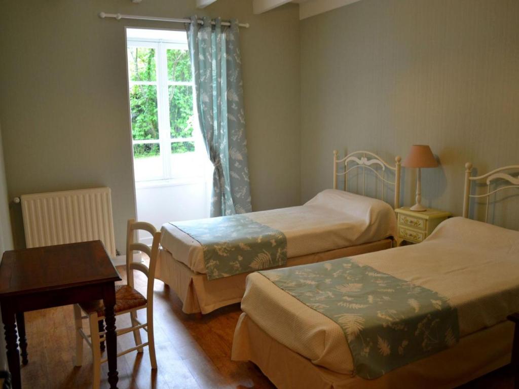pokój hotelowy z dwoma łóżkami i oknem w obiekcie Gîte spacieux avec jardin, piscine, cheminée, et équipements bébé au cœur des vignes du Cognac - FR-1-653-59 w mieście Lignières-Sonneville