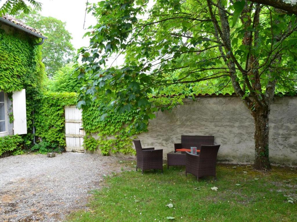 Ogród w obiekcie Gîte spacieux avec jardin, piscine, cheminée, et équipements bébé au cœur des vignes du Cognac - FR-1-653-59