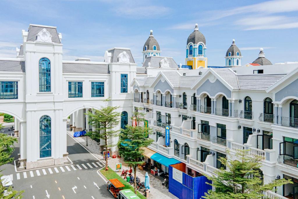 una vista aérea de un gran edificio blanco en Lalisa Hotel Grand World Phu Quoc, en Phu Quoc