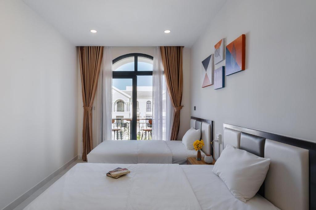 Giường trong phòng chung tại Lalisa Hotel Grand World Phu Quoc
