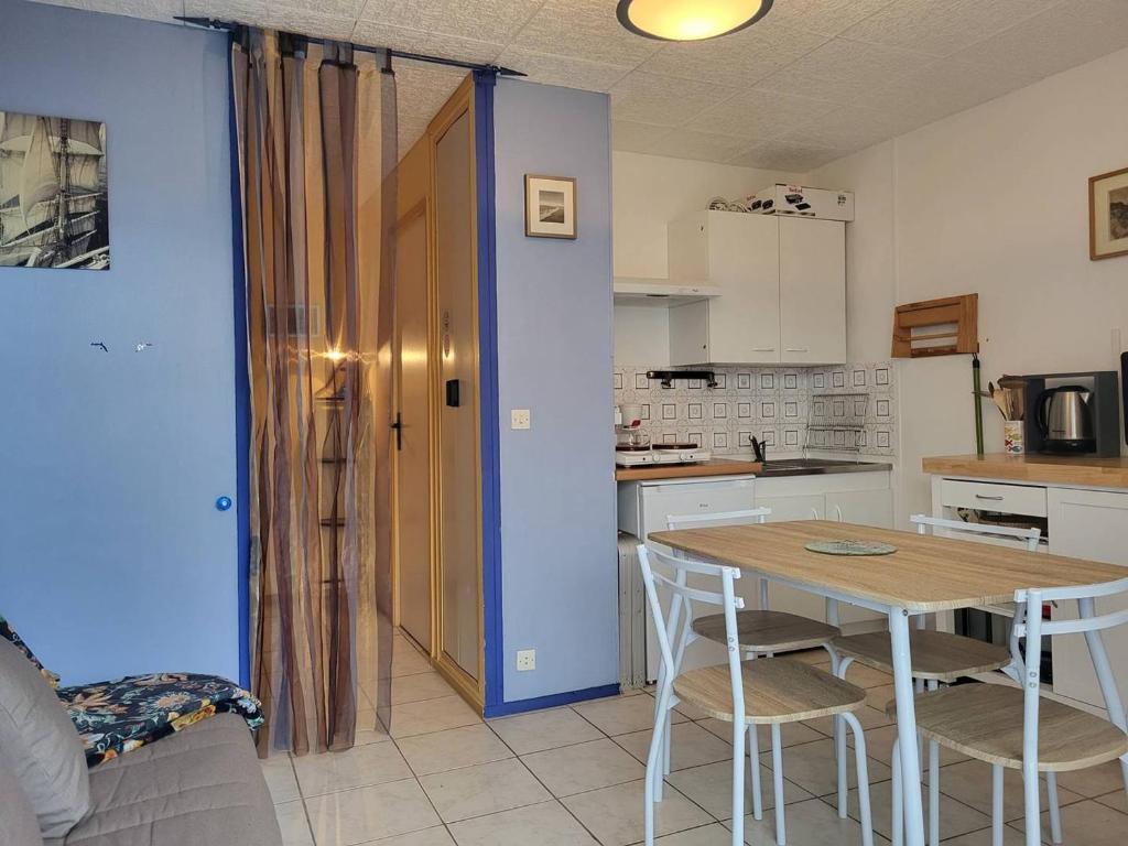 Kuchyňa alebo kuchynka v ubytovaní Studio avec Terrasse, Parking Privé et Accès Direct à la Plage - FR-1-465-86