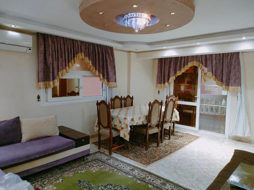 Super Deluxe apartment with 3 Bed rooms في شرم الشيخ: غرفة معيشة مع طاولة وأريكة