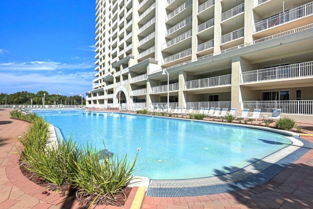 ein großes Schwimmbad vor einem Gebäude in der Unterkunft Ariel Dunes II 101 in Destin