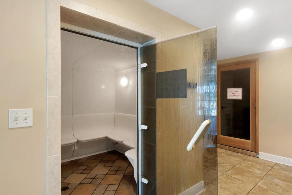 Ein Badezimmer in der Unterkunft Ariel Dunes II 101