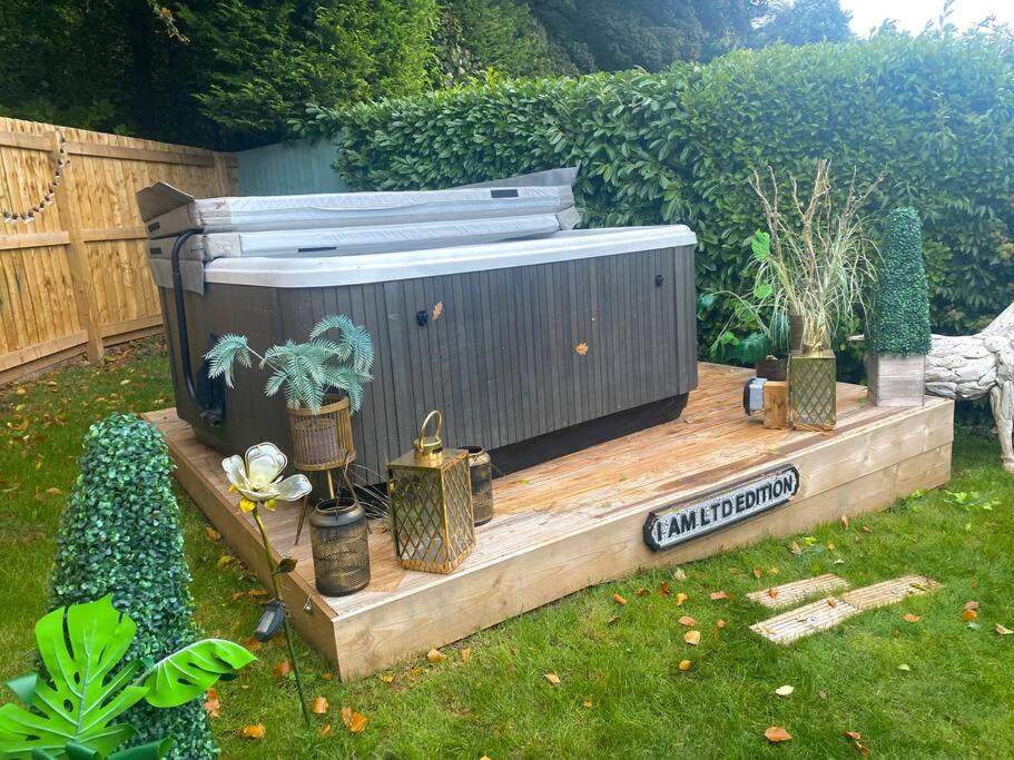 einen Whirlpool auf einer Holzterrasse im Garten in der Unterkunft Beautiful Boutique With own Hot Tub & Pet Friendly in Stokeinteignhead