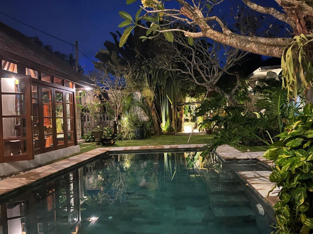 basen przed domem w nocy w obiekcie Villa Gekyu w mieście Jimbaran