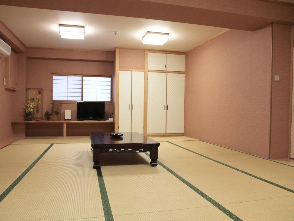 um quarto com uma mesa de pingue-pongue no meio em Imazato Ryokan - Vacation STAY 02551v em Osaka