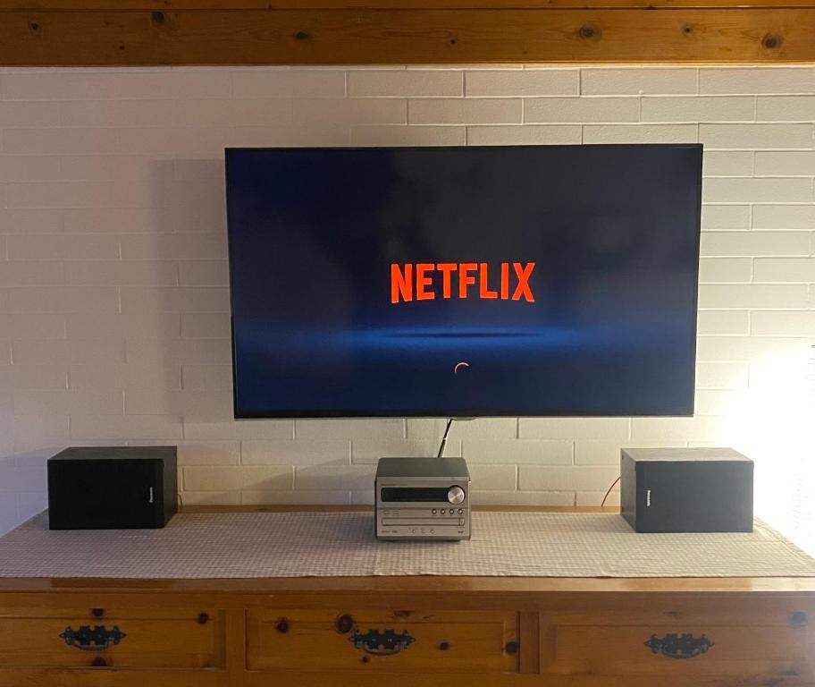 Televízia a/alebo spoločenská miestnosť v ubytovaní Das Fex