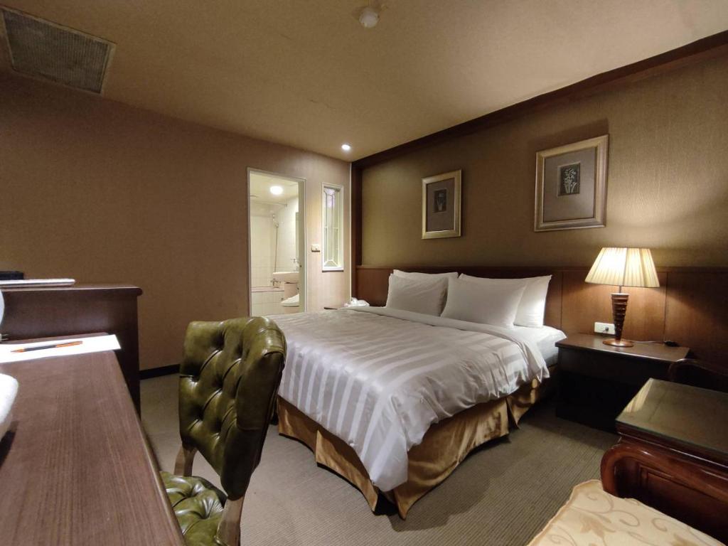 Postel nebo postele na pokoji v ubytování Dahshin Hotel