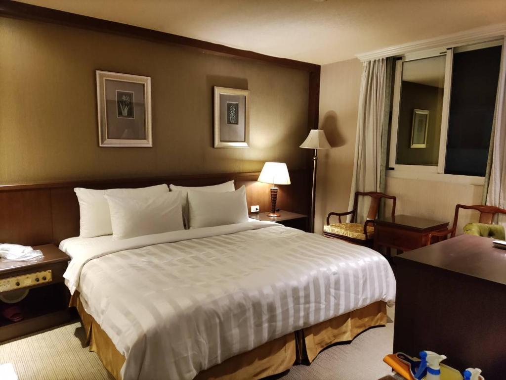 Postel nebo postele na pokoji v ubytování Dahshin Hotel