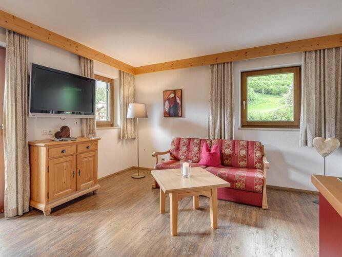 Televízia a/alebo spoločenská miestnosť v ubytovaní Holiday flat with wellness area at the Fügenerhof