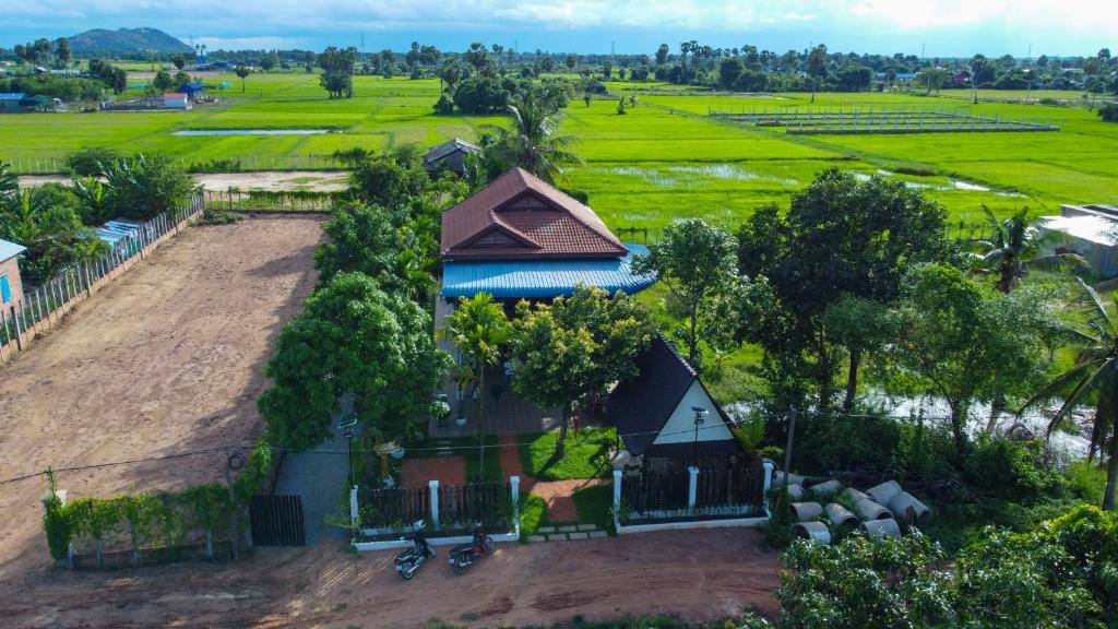 uma vista aérea de uma casa num campo em The Green Home em Siem Reap