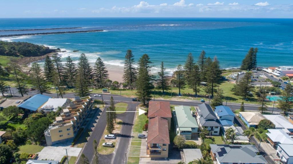an aerial view of houses and the beach at Flinders Lodge Unit 1 in Yamba