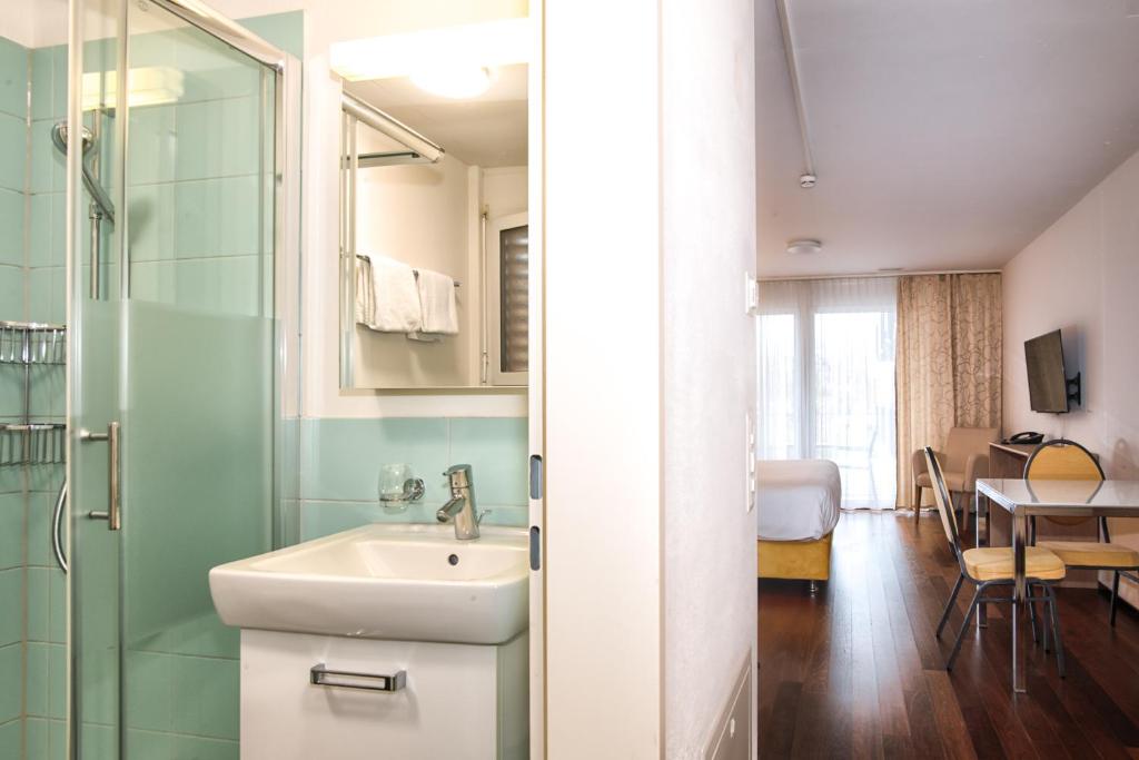 Ένα μπάνιο στο Hotel Residence Loren - contact & contactless check-in