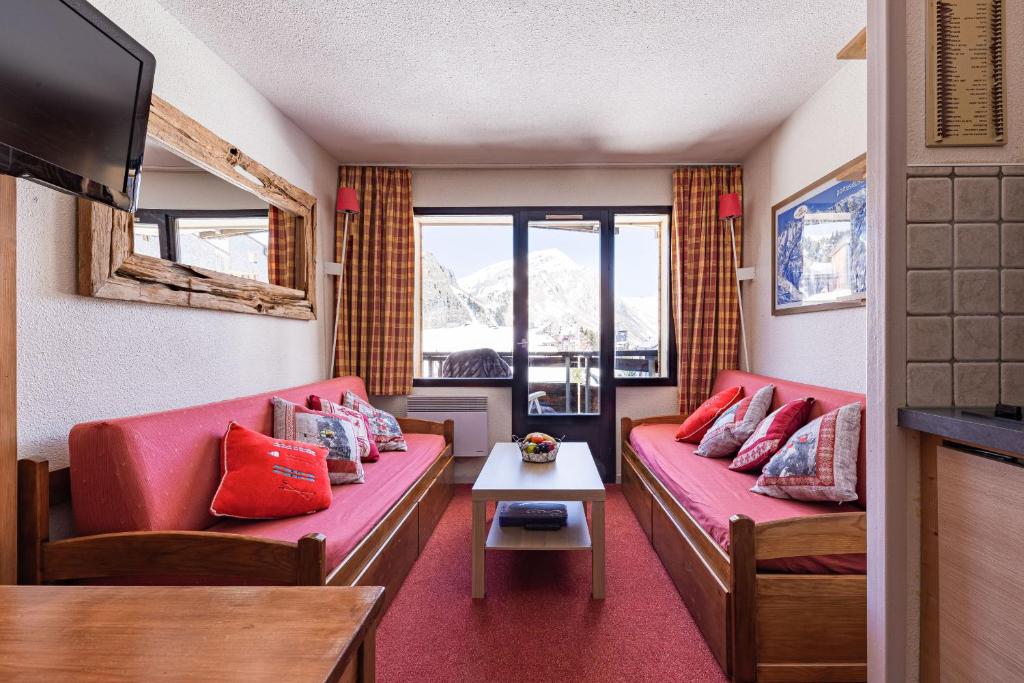uma sala de estar com sofás cor-de-rosa e uma mesa em Stylish modern apartment for 4 by Avoriaz Chalets em Avoriaz