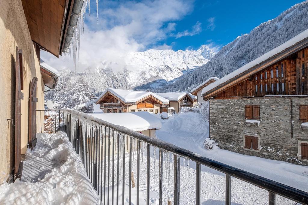 - un balcon dans les montagnes enneigées dans l'établissement La Chapelle Aux Pieds Des Pistes, à Chamonix-Mont-Blanc