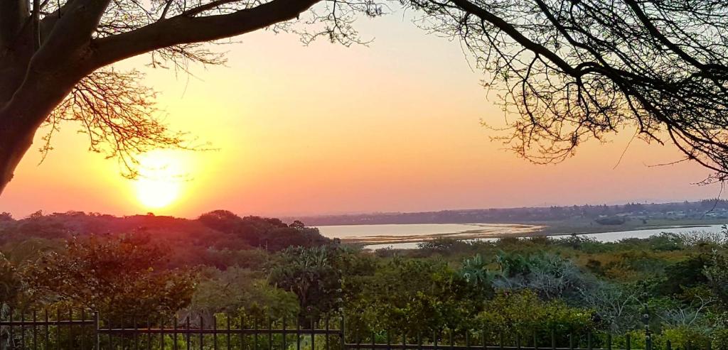 - un coucher de soleil sur une rivière au coucher du soleil dans l'établissement Hillton Manor Guest House, à Richards Bay