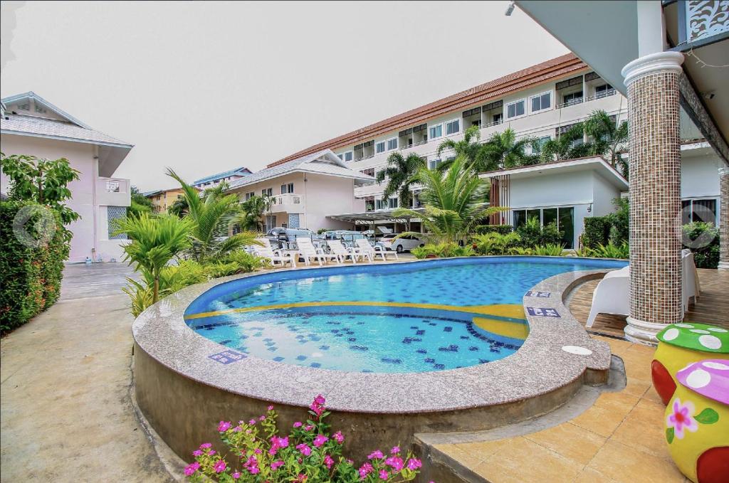 ein Schwimmbad in der Mitte eines Resorts in der Unterkunft Baanloksouylokchay in Hua Hin